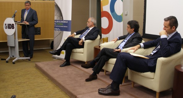 De pie, José Luis García Delgado; sentados, de izda. a dcha., el vicepresidente ejecutivo de Fundación Telefónica, Javier Nadal; el presidente del BID, Luis Alberto Moreno; y el el director de Telefónica Internacional en Estados Unidos, Iñaki Urdangarín.